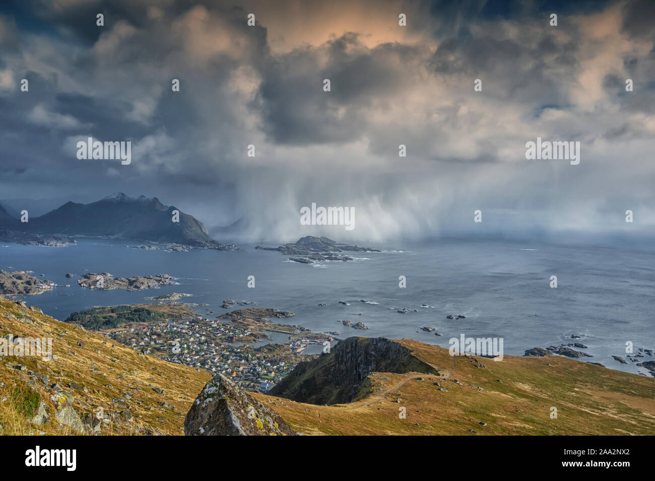 Vista della tempesta avvicinando Ballstad villaggio dal Mt Nonstinden, Vestvagoy, Lofoten, Nordland, Norvegia Foto Stock