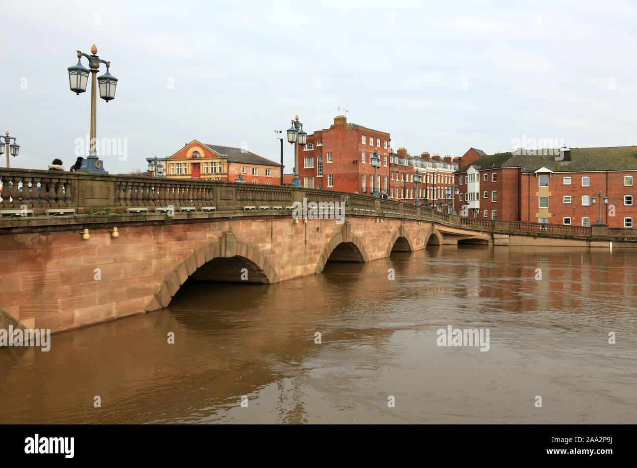 Worcester ponte che attraversa un alluvione nel fiume Severn, Worcester, Inghilterra, Regno Unito. Foto Stock