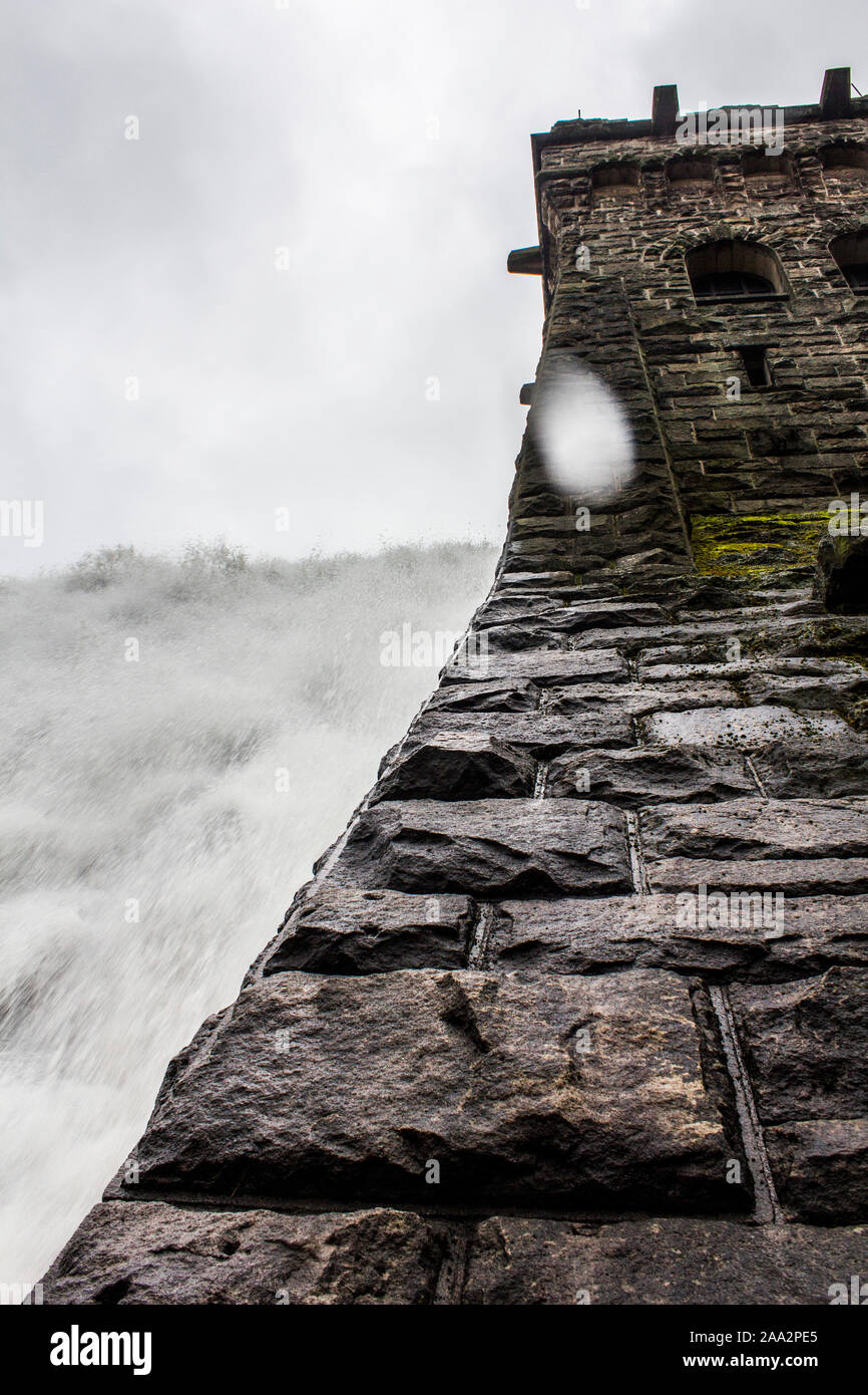 Acqua di overflow accanto alla torre sulla diga Derwent Foto Stock