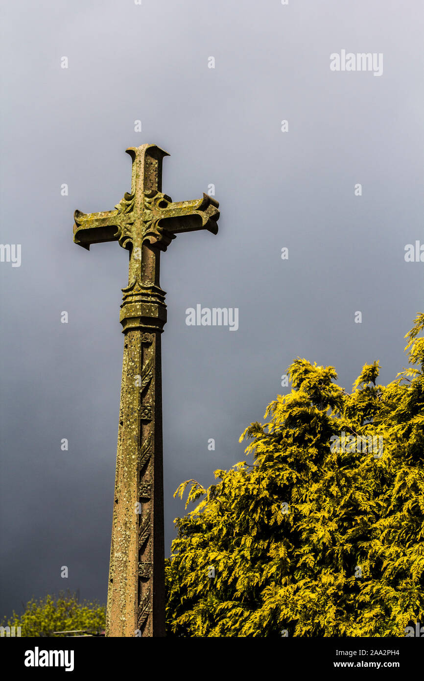 Croce di pietra al di fuori della chiesa Tideswell, Peak District Foto Stock