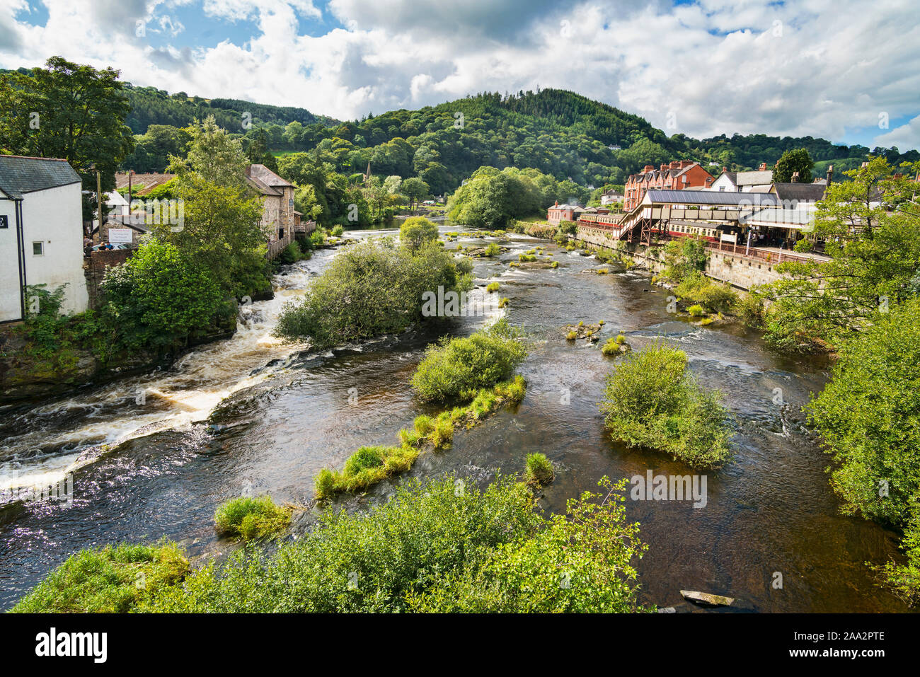 Llangollen fiume Dee, Dee Valley, stazione ferroviaria, ristorante, Denbighshire, Wales, Regno Unito Foto Stock