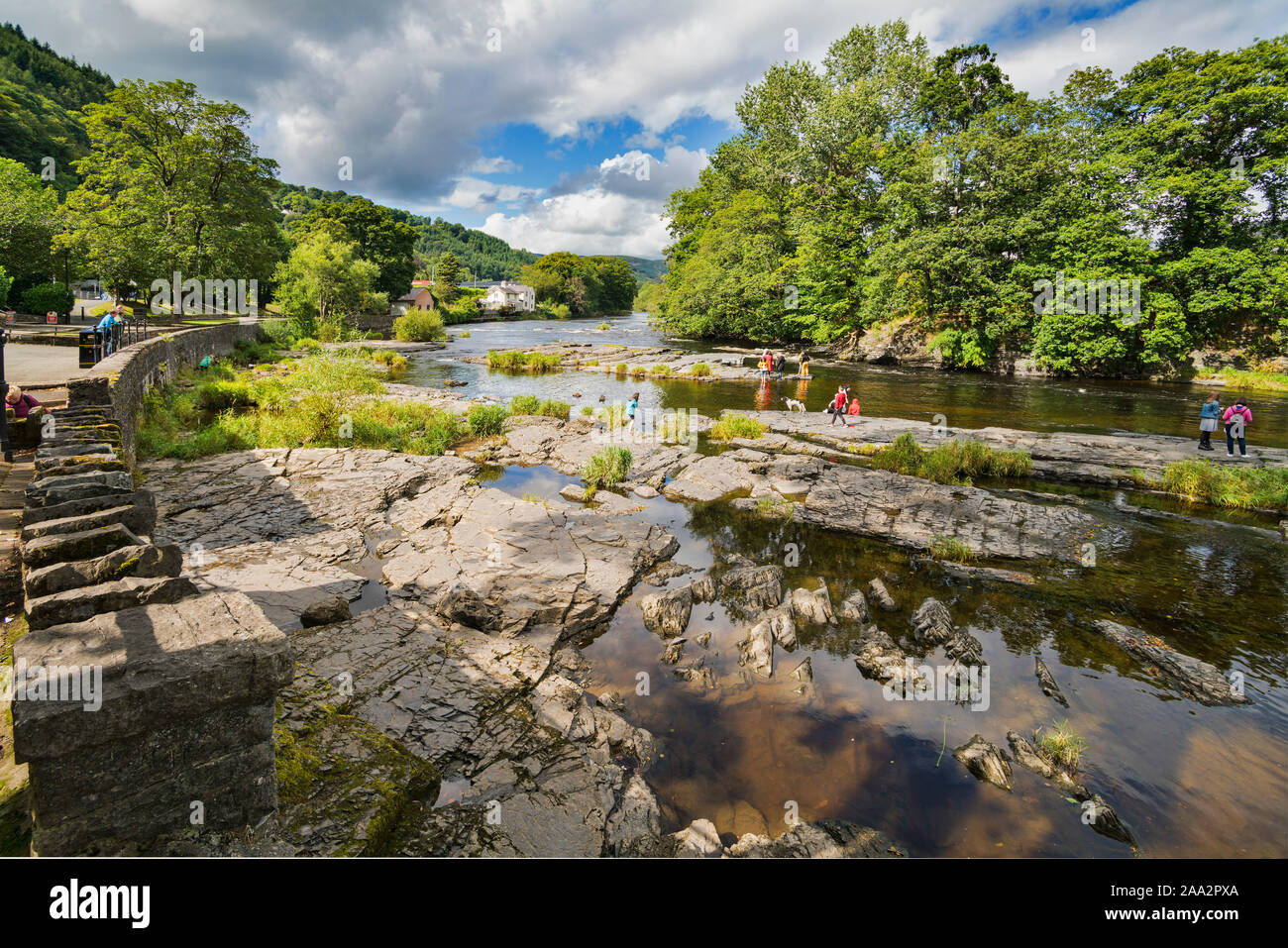 Llangollen, guardando verso l'alto fiume Dee, Dee Valley, Denbighshire, Wales, Regno Unito Foto Stock