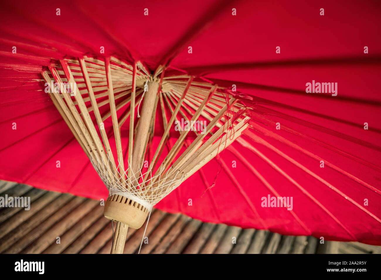 Tradizionale in rosso thai bamboo ombrello Foto Stock