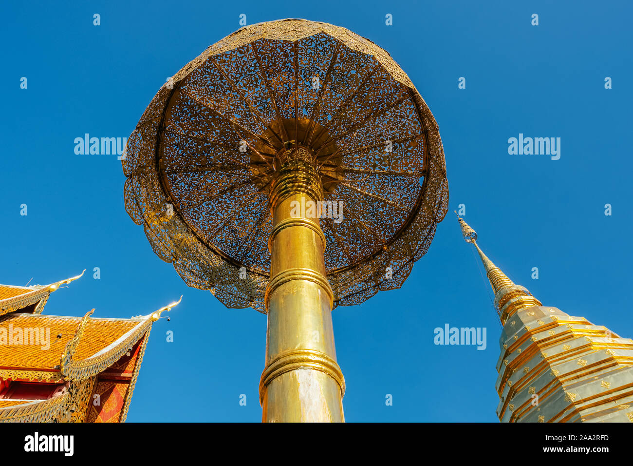 Golden ombrellone e stupa di Wat Phra That Doi Suthep Temple, Chiang Mai, Thailandia Foto Stock