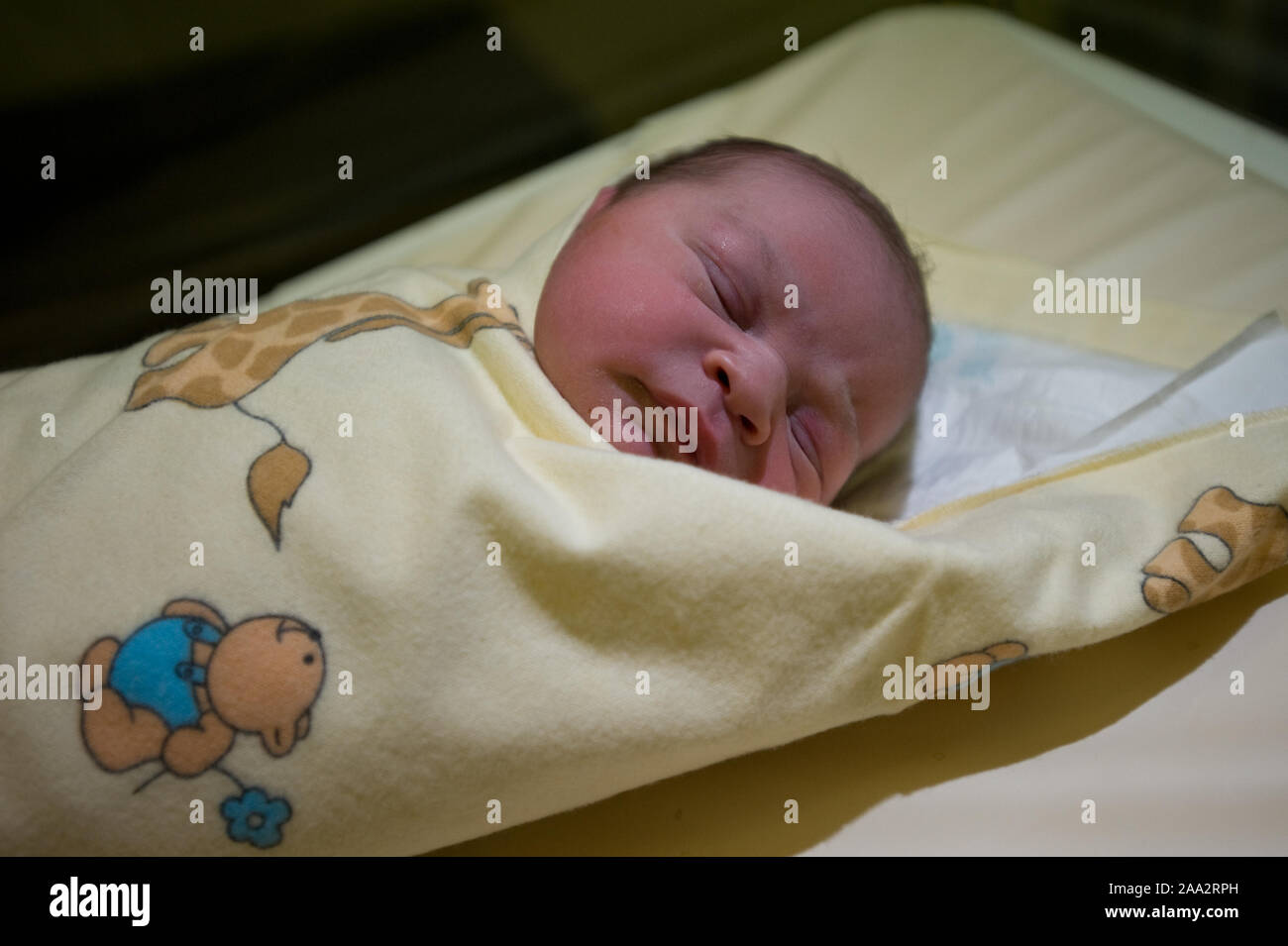 Baby girl momenti dopo il parto cesareo. ©Marcin Rozpedowski/Alamy Stock Photo Foto Stock