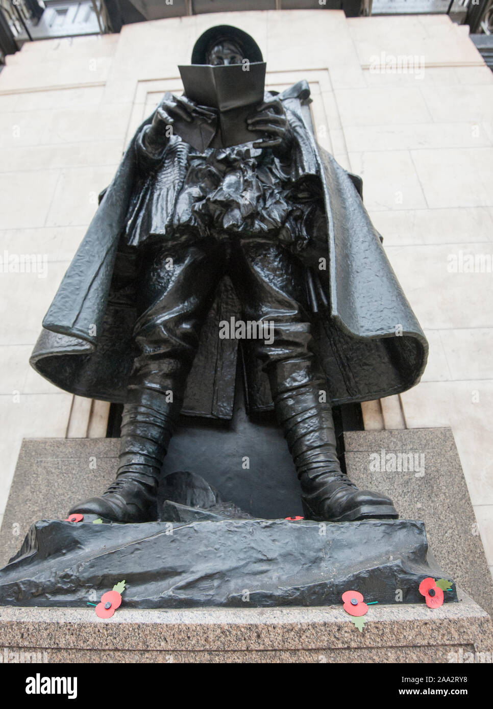 Statua del "Unknown Soldier" sulla piattaforma 1 in corrispondenza della stazione di Paddington a Londra. Varie celebrità come pure anonimo persone hanno contribuito ad un libro chiamato "lettera di un soldato sconosciuto', ispirato da questa statua di bronzo di un soldato in possesso di una lettera. Foto Stock