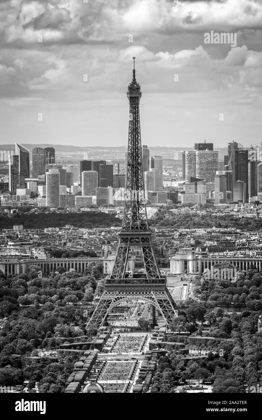 Antenna vista panoramica di Parigi con la torre Eiffel e il quartiere degli affari della Defense skyline, in bianco e nero Foto Stock