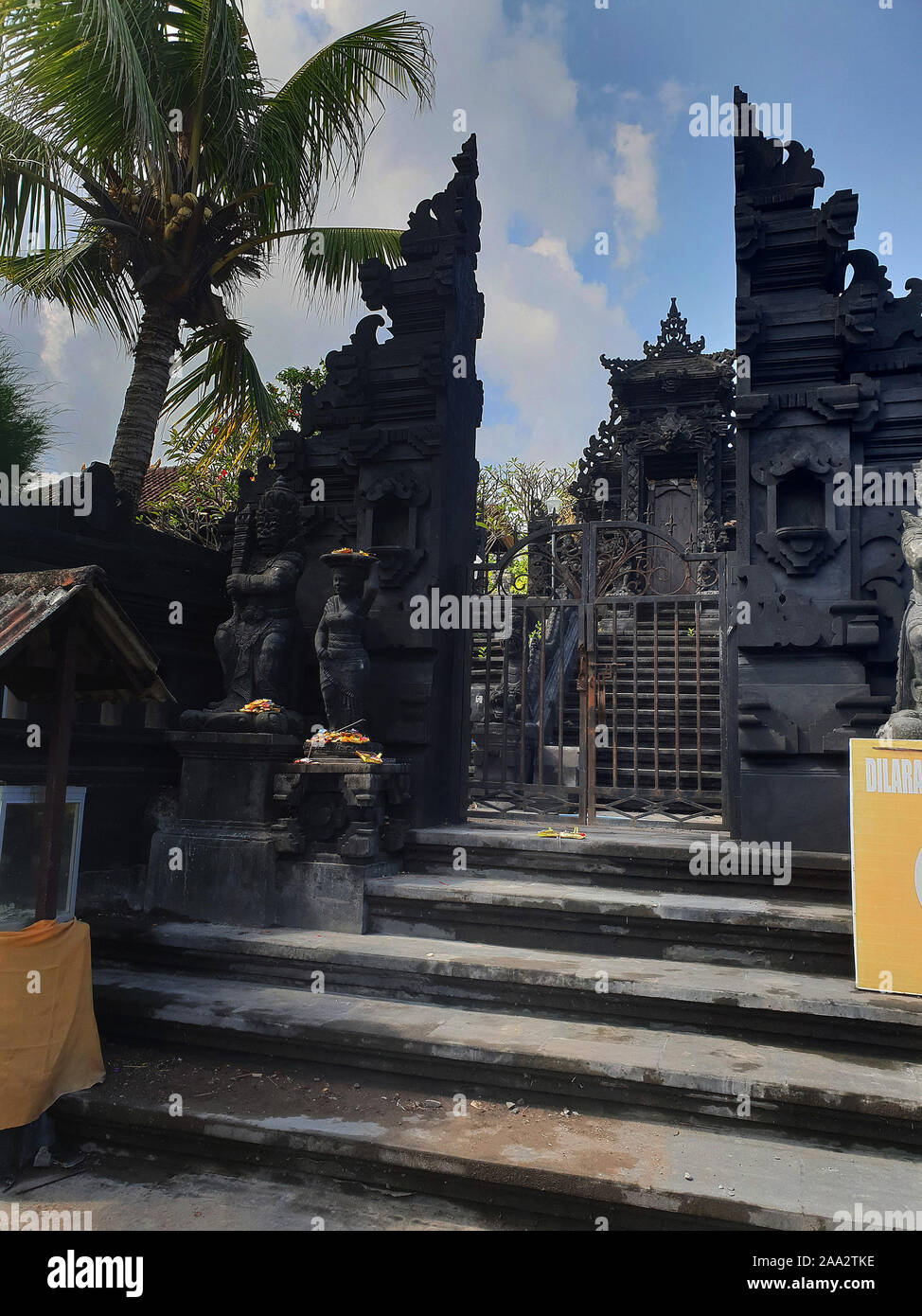 Tempio vicino al Tempio di mare Tanah Lot, Bali, Indonesia Foto Stock
