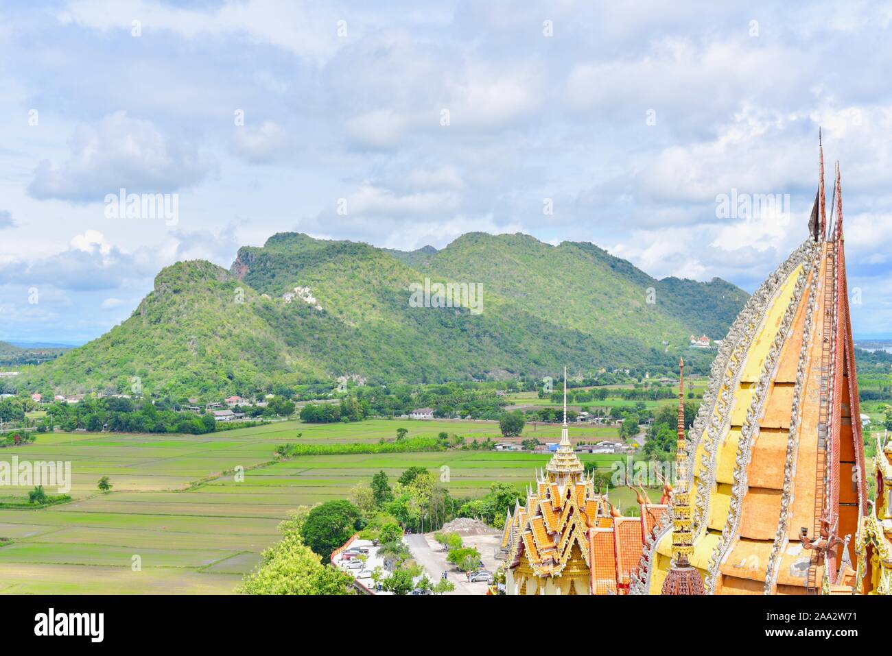 Scenario di Wat Tham Suea e del paesaggio rurale di Kanchanaburi, Thailandia Foto Stock