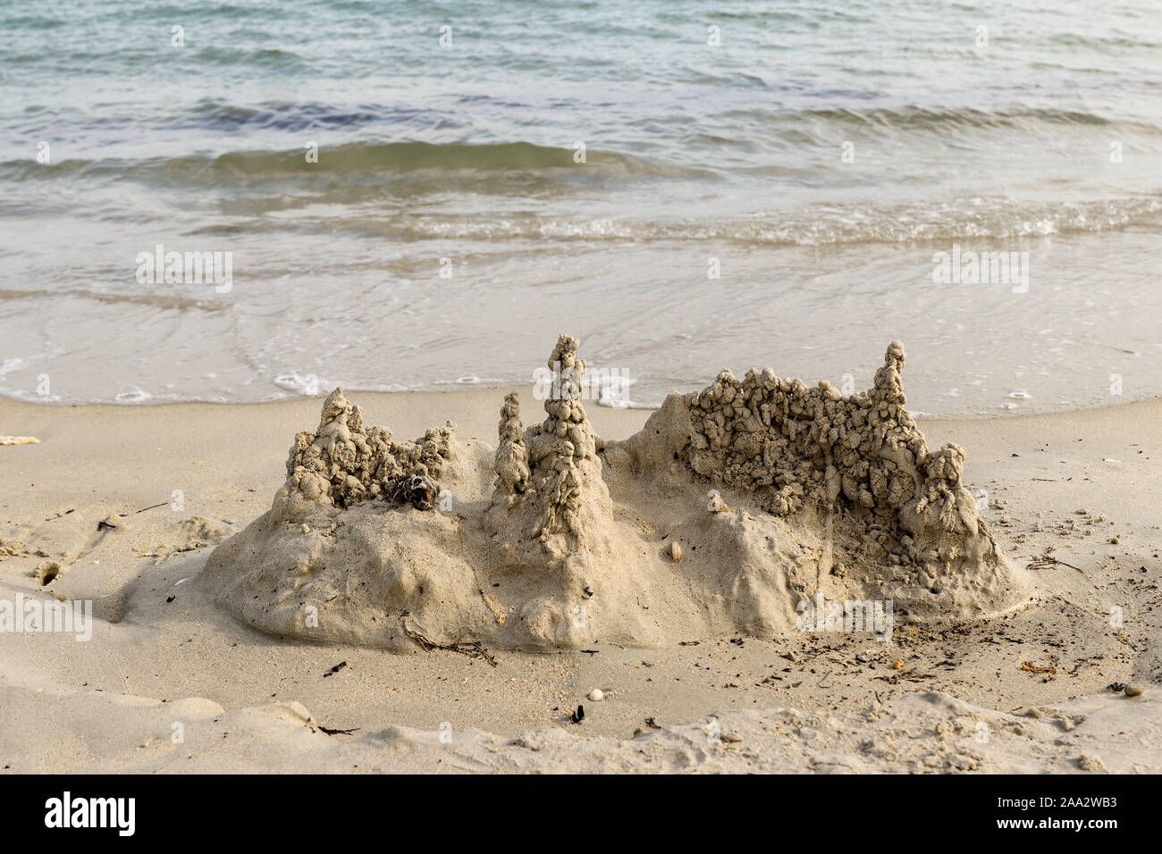 Castello di sabbia sulla spiaggia, uomini Du beach a Carnac, Bretagna Francia Foto Stock