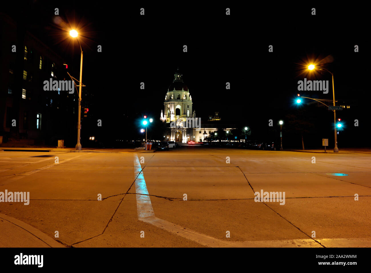 Pasadena City Hall di notte, nella contea di Los Angeles, California - una lunga esposizione Foto Stock