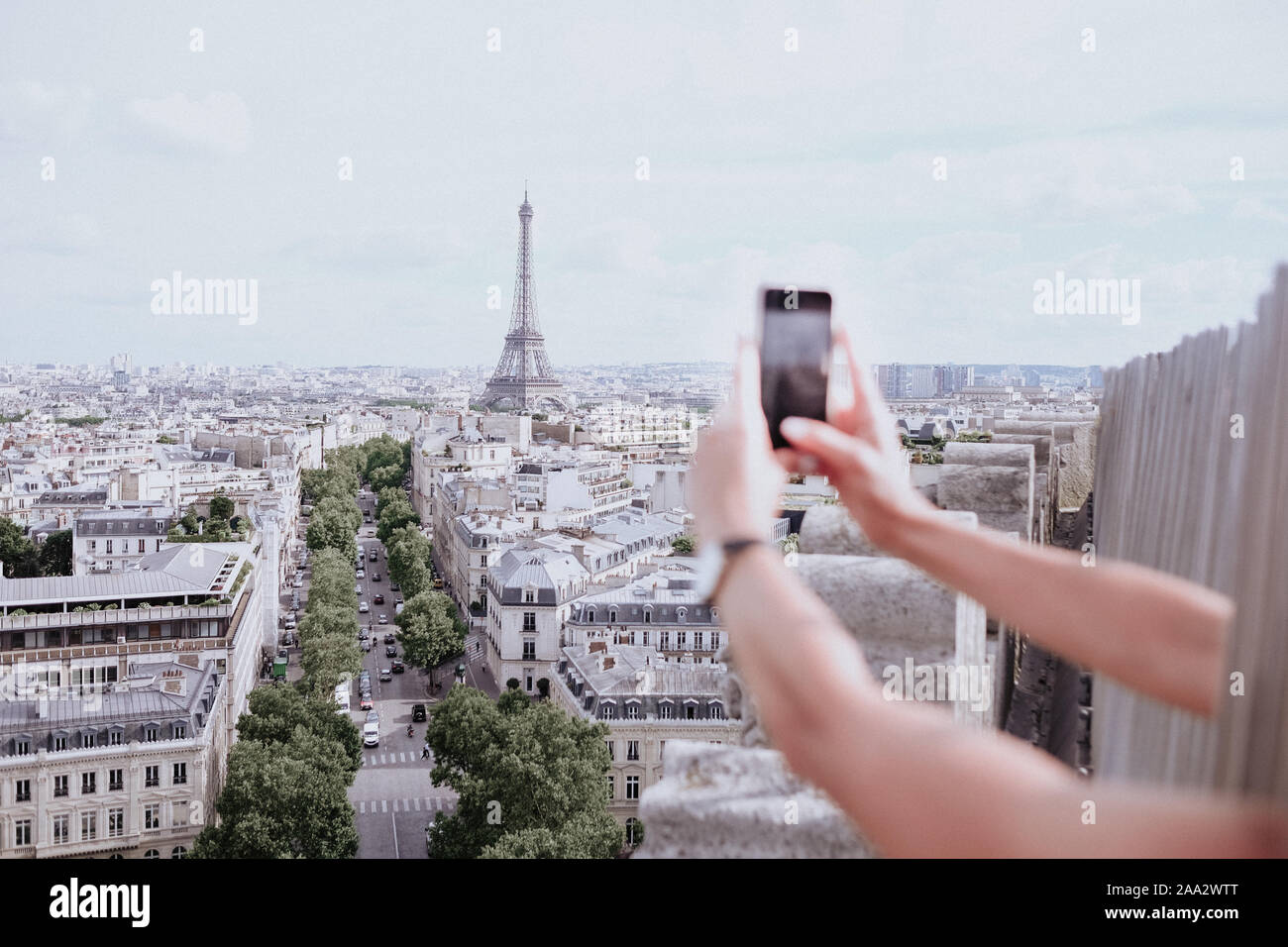Donna di scattare una foto della Torre Eiffel, Parigi, Francia Foto Stock
