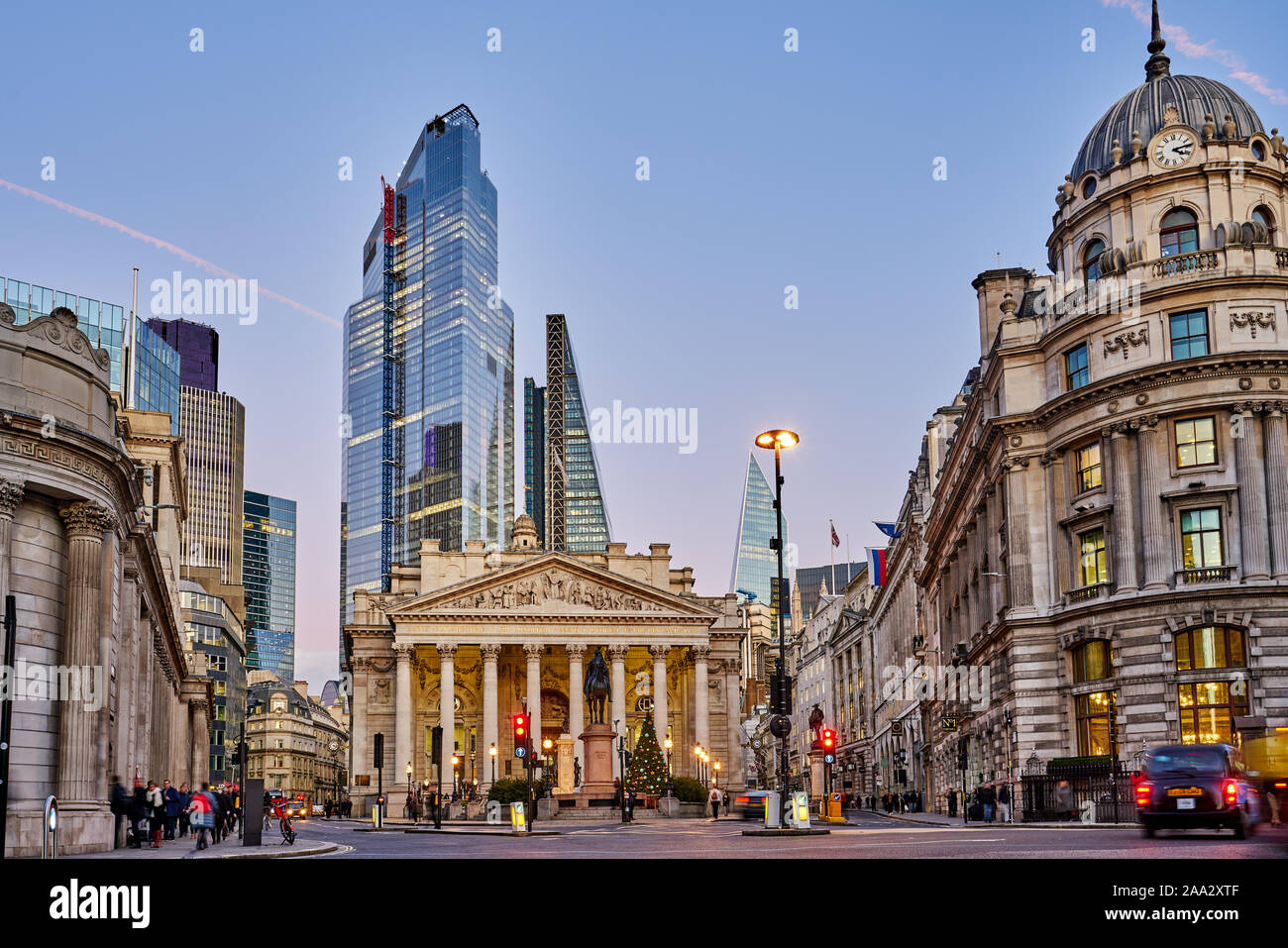 Il Royal Exchange, Banca di Inghilterra e grattacieli illuminati nella città di Londra. Inghilterra, Regno Unito Foto Stock