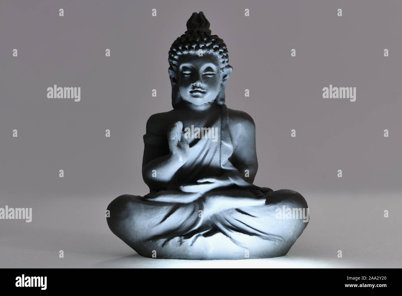 La figura del Buddha in bella luce. Tranquillo relax e meditazione. Il Buddismo Zen. Foto Stock