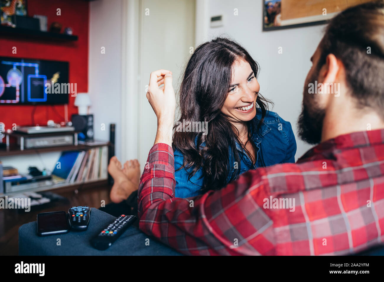 Giovane bella coppia felice in amore sdraiato sul lettino coccole - affettuoso, in amore, concetto di intimità Foto Stock