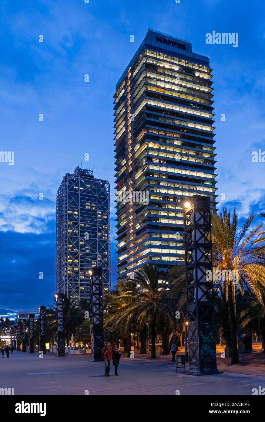 Barcellona, Spagna - 15 Nov 2019: Torre Mapfre e Arts hotel grattacieli illuminati di notte Foto Stock