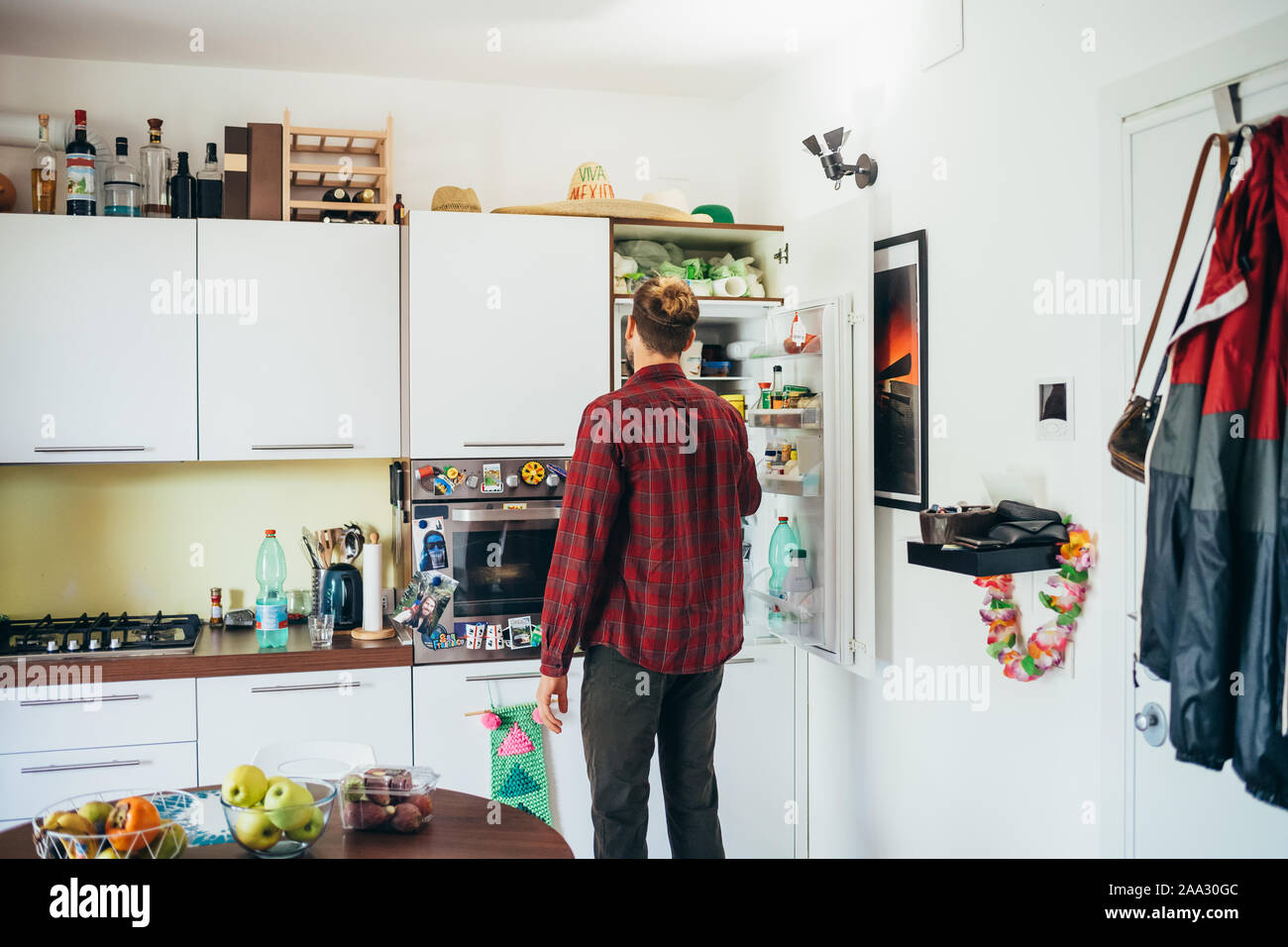 Giovane uomo per la cottura di alimenti in cucina a casa - Preparazione, stare insieme, il concetto di lavoro di squadra Foto Stock