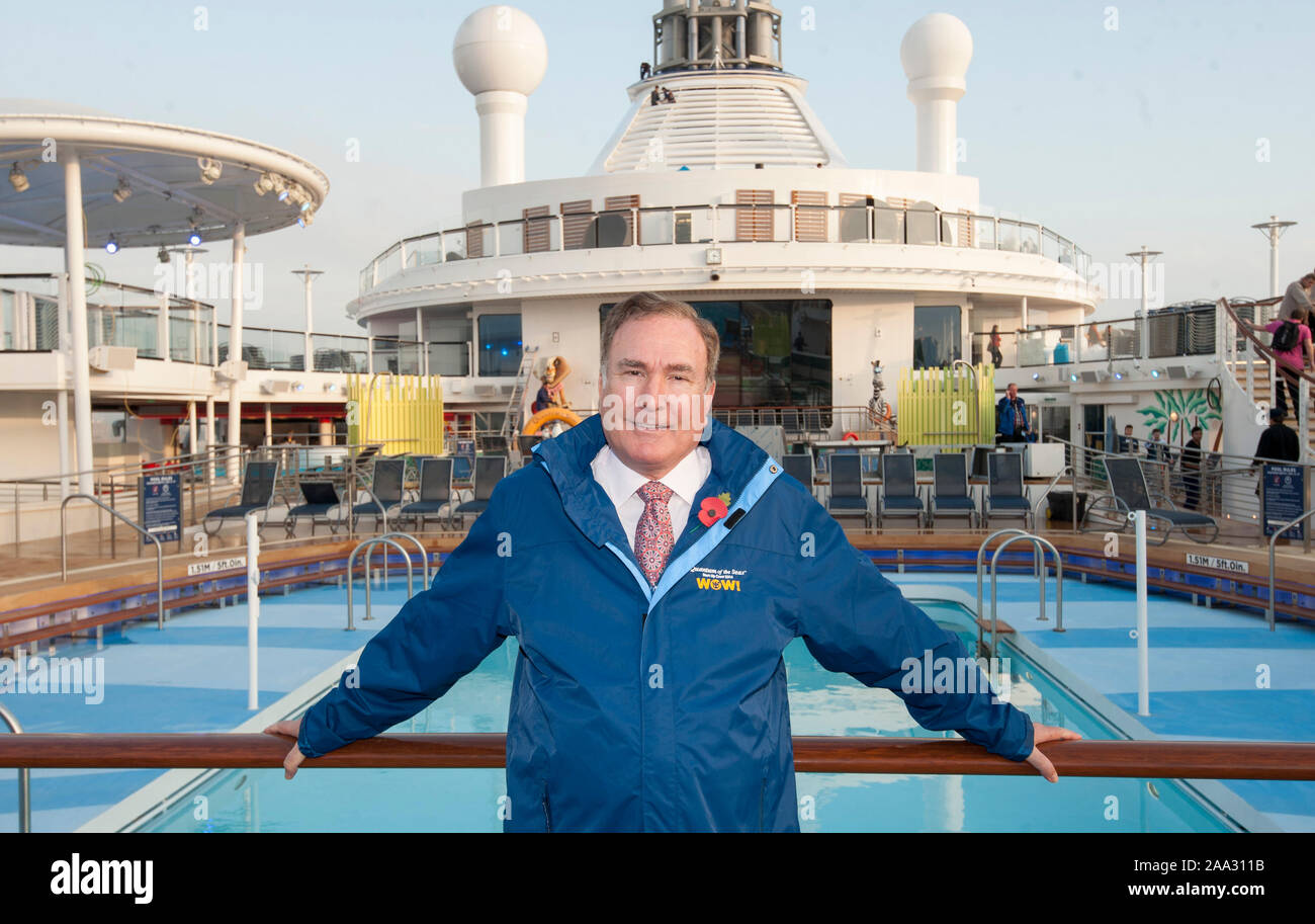 CEO e presidente della Royal Caribbean Cruises Richard Fain a bordo delle loro navi più recenti ' Quantum di mari' ormeggiata nel porto di Southampton in Inghilterra. Foto Stock