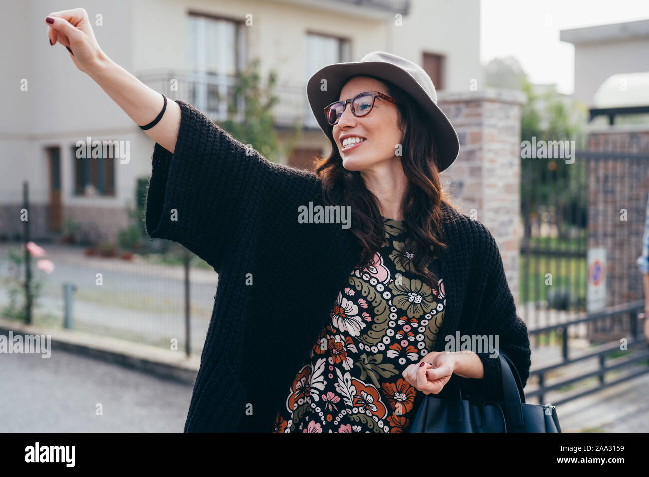 Ritratto di giovane donna bella outdoor ridere autostop - sereno e spensierato, concetto positivo Foto Stock