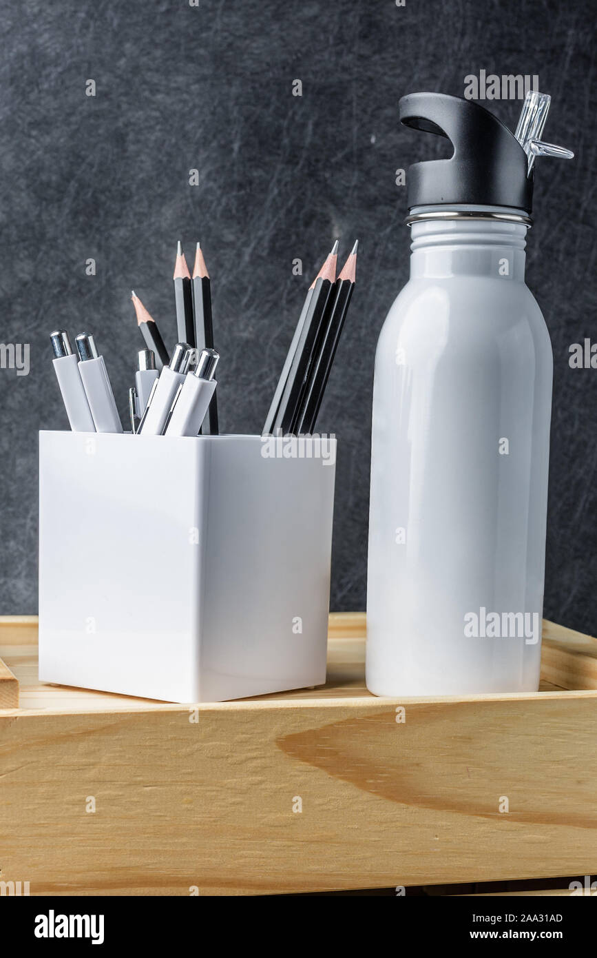 Bianco fisso di lusso modello per il branding in sfondo grigio scuro Foto Stock