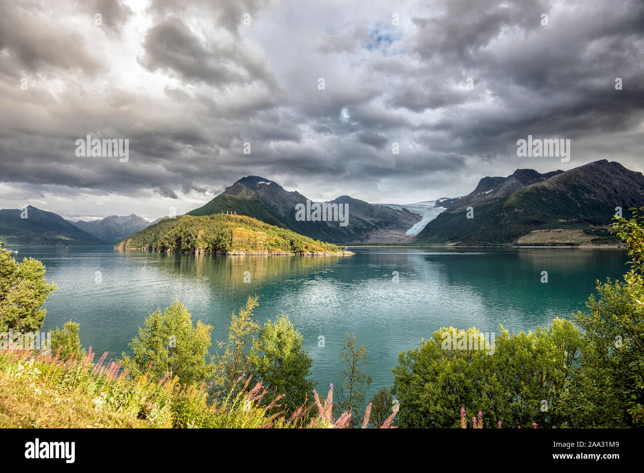 Vista verso il ghiacciaio Svartisen, Lofoten, Nordland, Norvegia Foto Stock