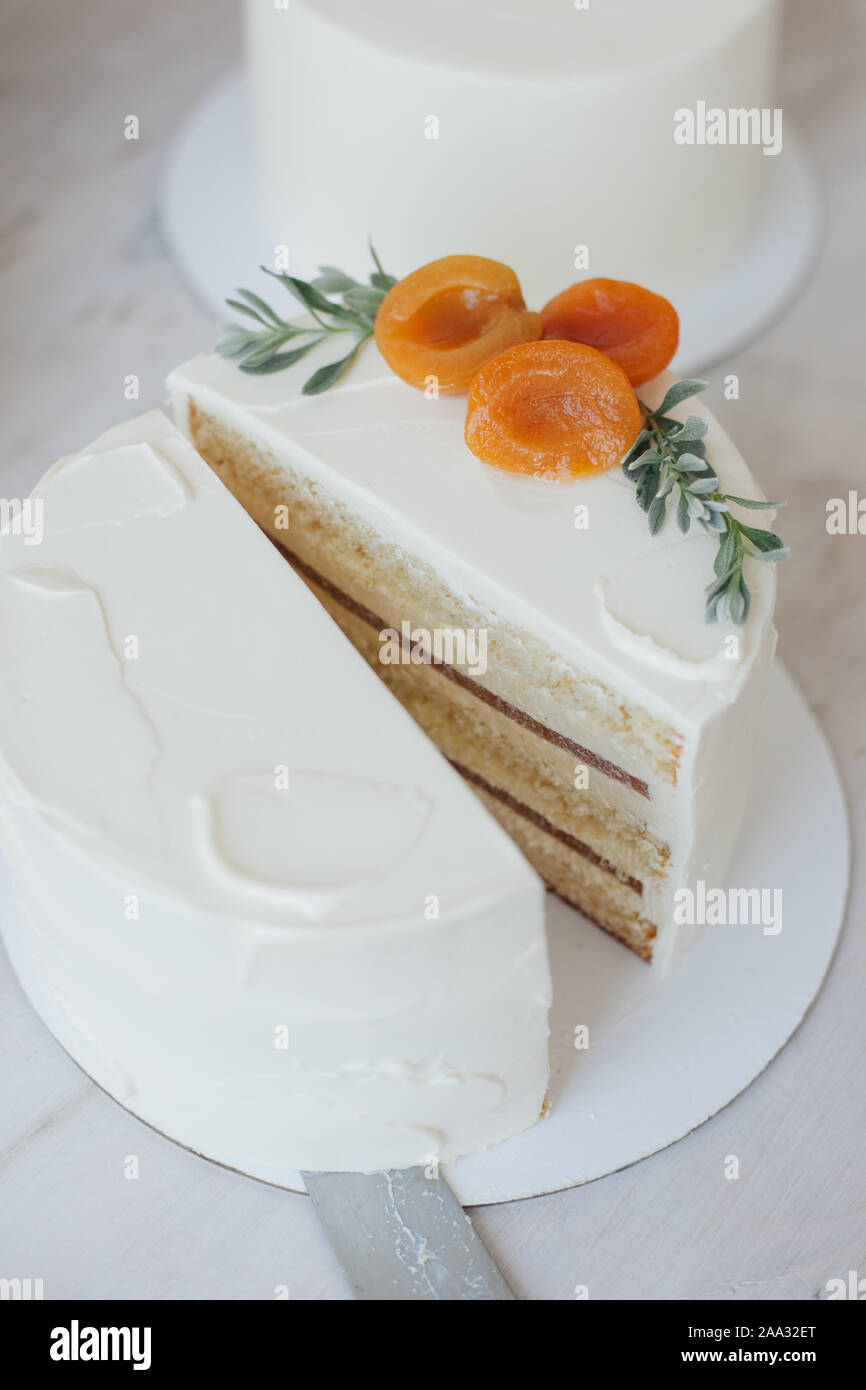 La torta con la glassa di crema di burro e frutta tagliate a metà Foto Stock