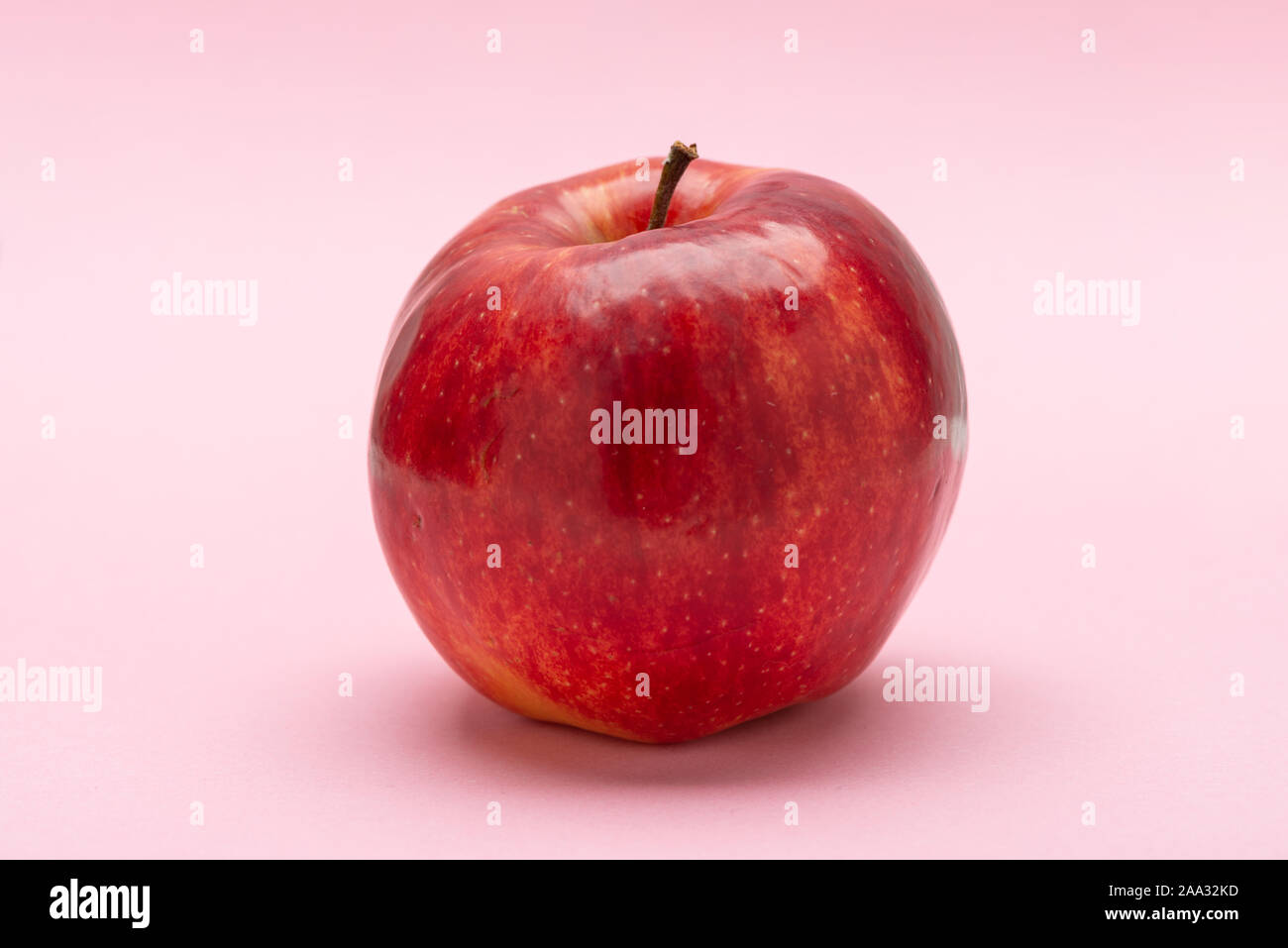 Red apple, su un sfondo rosa e Jonagold Foto Stock