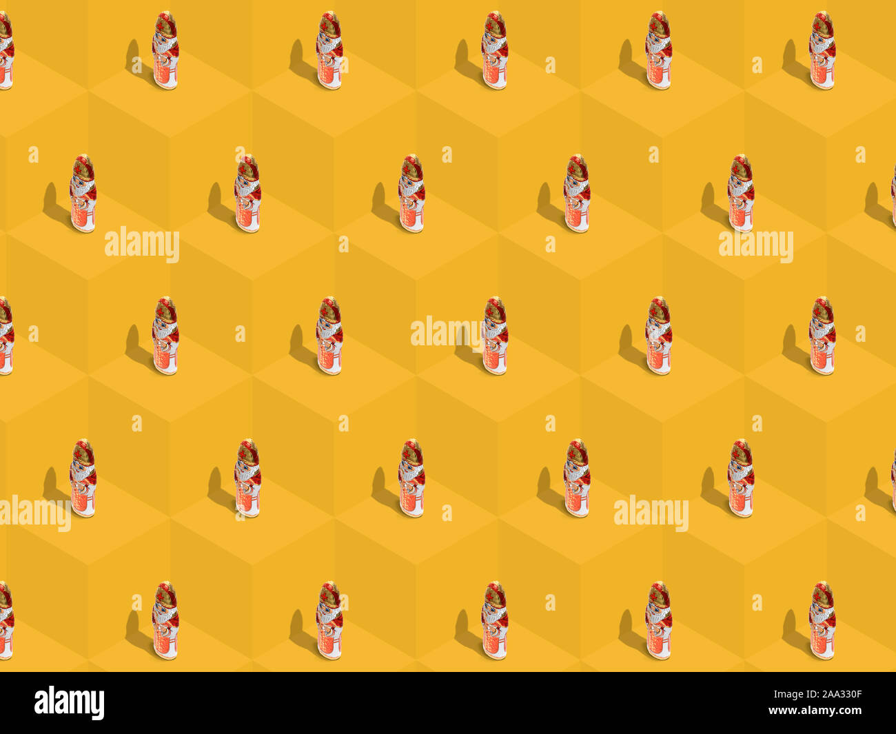 Colorato Sinterklaas / Santa Claus pattern , statuine di cioccolato. grafica prospettiva isometrica, pattern su uno sfondo giallo. Piatto. laici allegro, Foto Stock