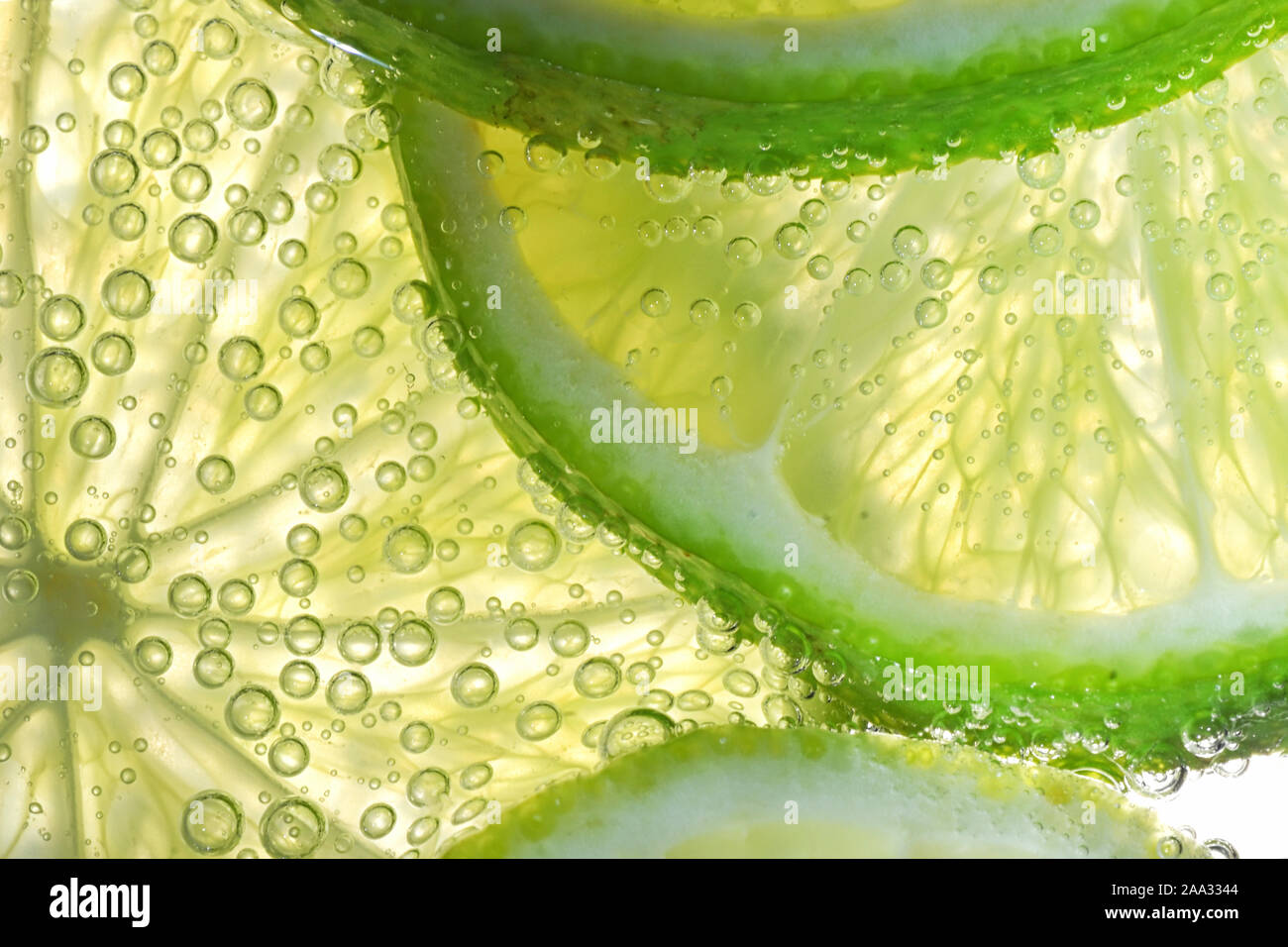 Fette di limone in acqua con bolle di aria Foto Stock