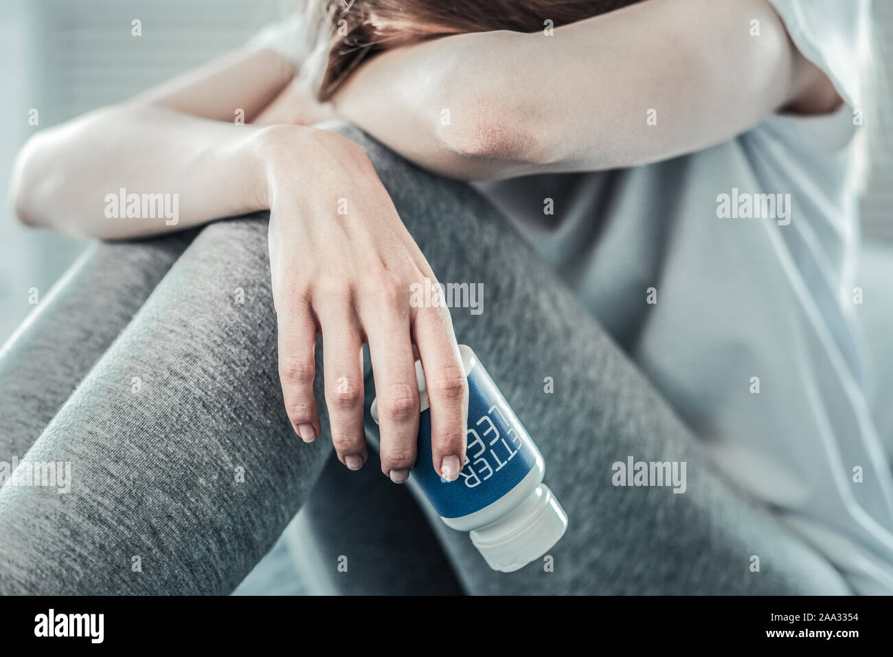 Close up di sonniferi in mano femmina Foto Stock