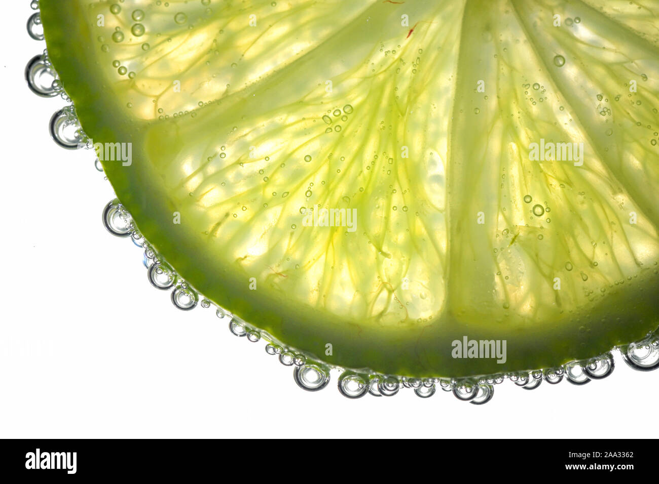 Fette di limone in acqua con bolle di aria Foto Stock
