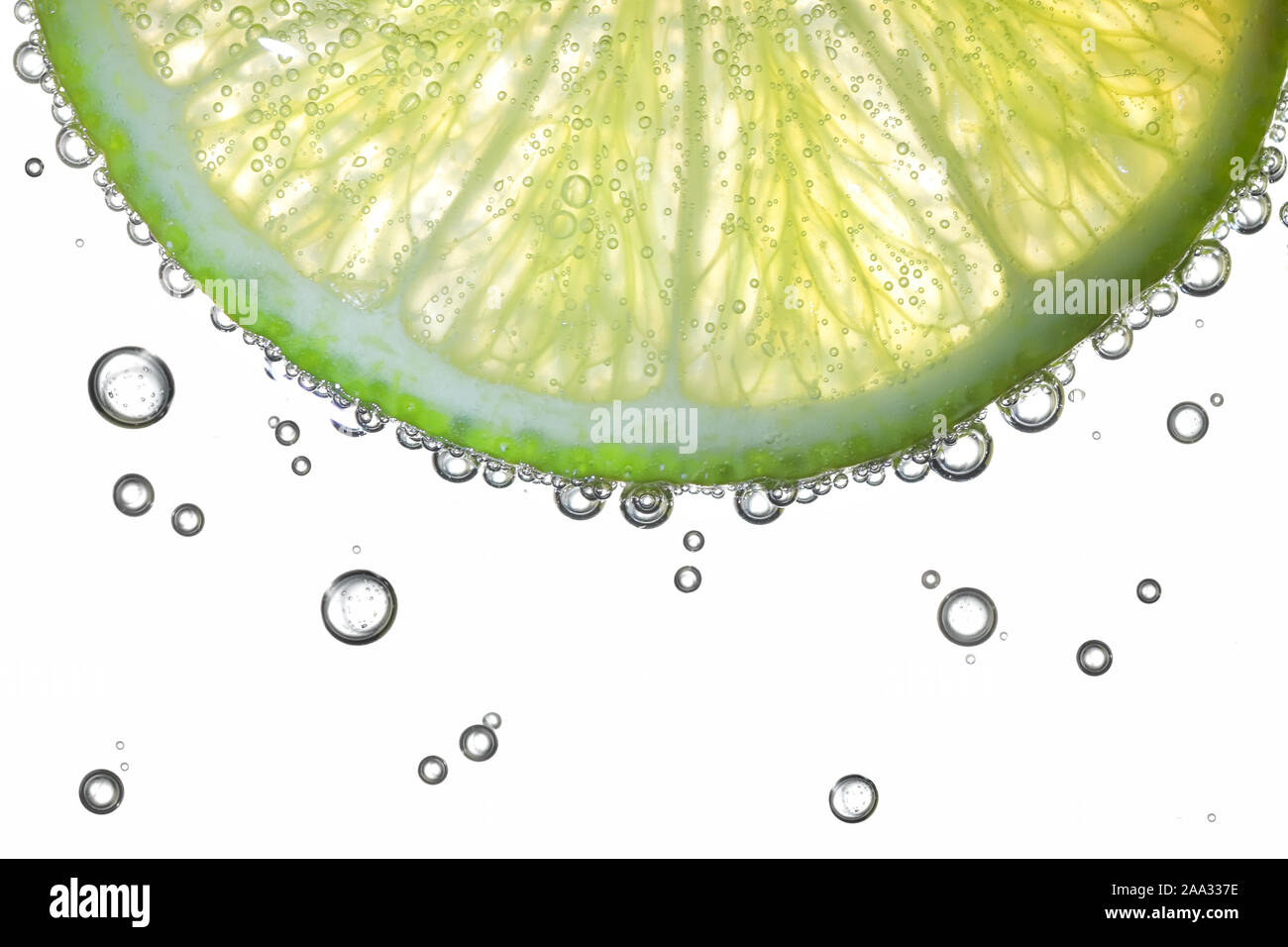 Fettina di limone in acqua con bolle di aria Foto Stock