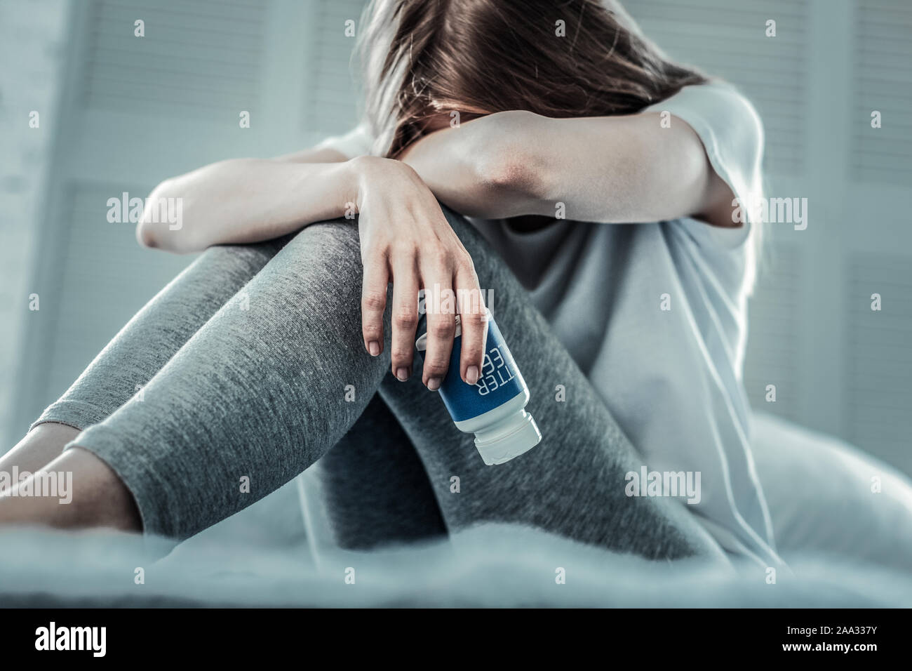 Bella donna triste tenendo le sue pillole per il sonno Foto Stock