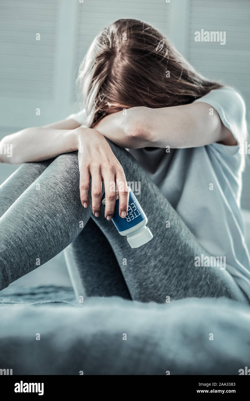 Bella bella giovane donna sensazione molto assonnato Foto Stock