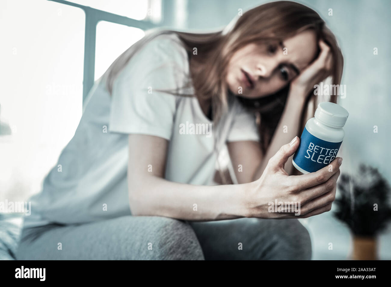 Messa a fuoco selettiva di sonniferi in mano femmina Foto Stock