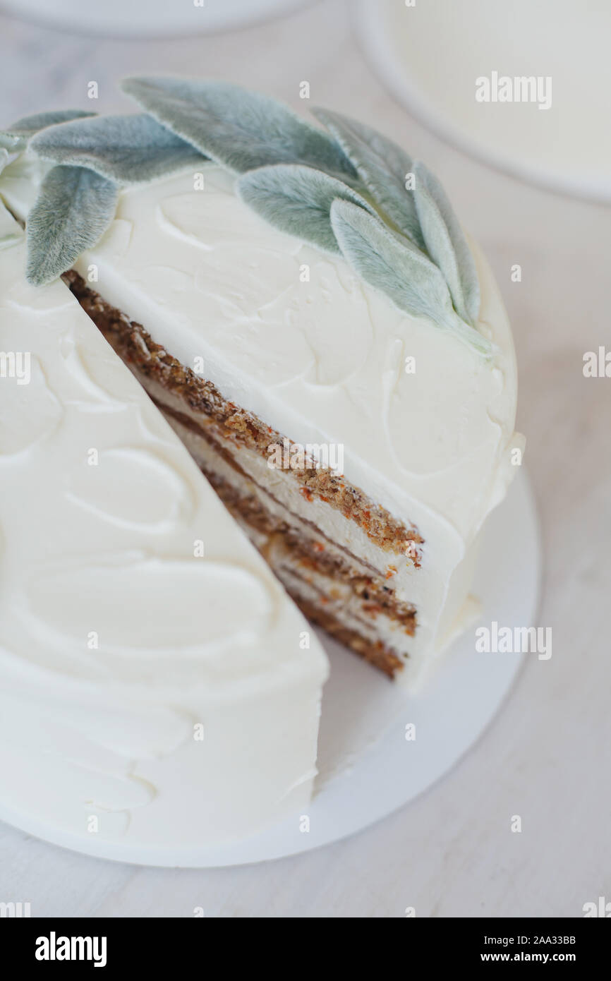 Close-up di una torta di carote tagliate a metà Foto Stock