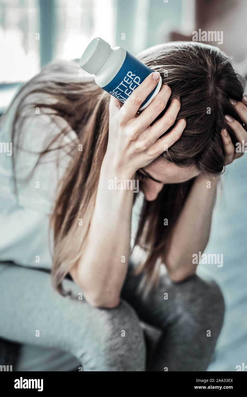 Cupa bella giovane donna che mantiene la sua testa Foto Stock