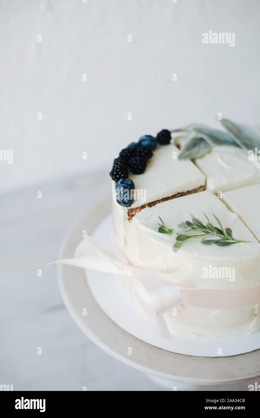 Close-up di quattro fette di torta legati insieme per fare un composto torta Foto Stock