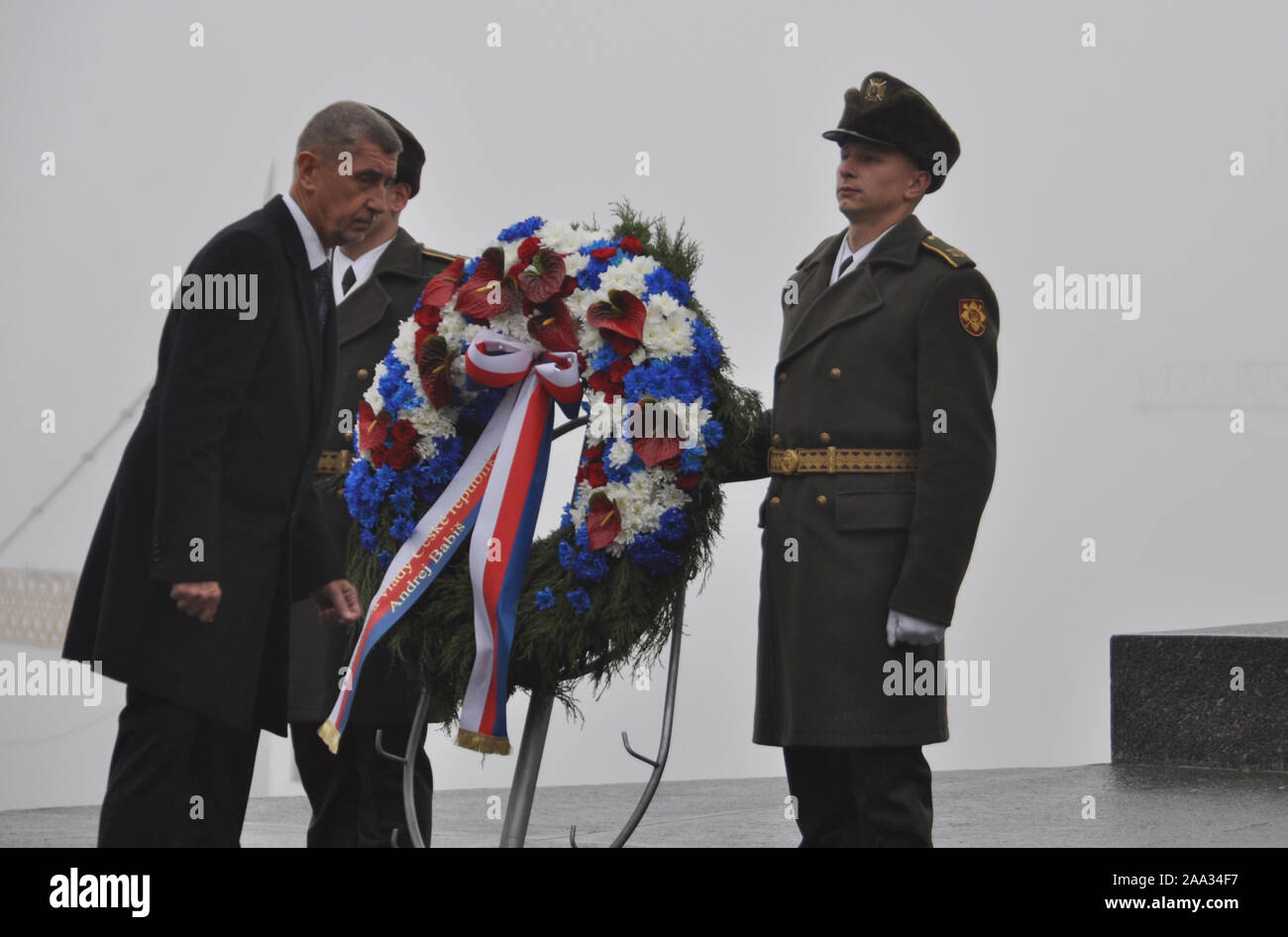 Kiev, Ucraina. Xix Nov, 2019. Primo ministro ceco Andrej Babis cui corona presso la tomba del Milite Ignoto a Kiev, Ucraina, oggi, martedì 19 novembre, 2019. PM Babis sostenuto l'integrità territoriale e la sovranità dell'Ucraina nonché il corso di riforma che il paese della nuova leadership perseguiti dopo il suo colloquio con PM ucraino Oleksiy Honcharuk. Credito: Milano Syrucek/CTK foto/Alamy Live News Foto Stock