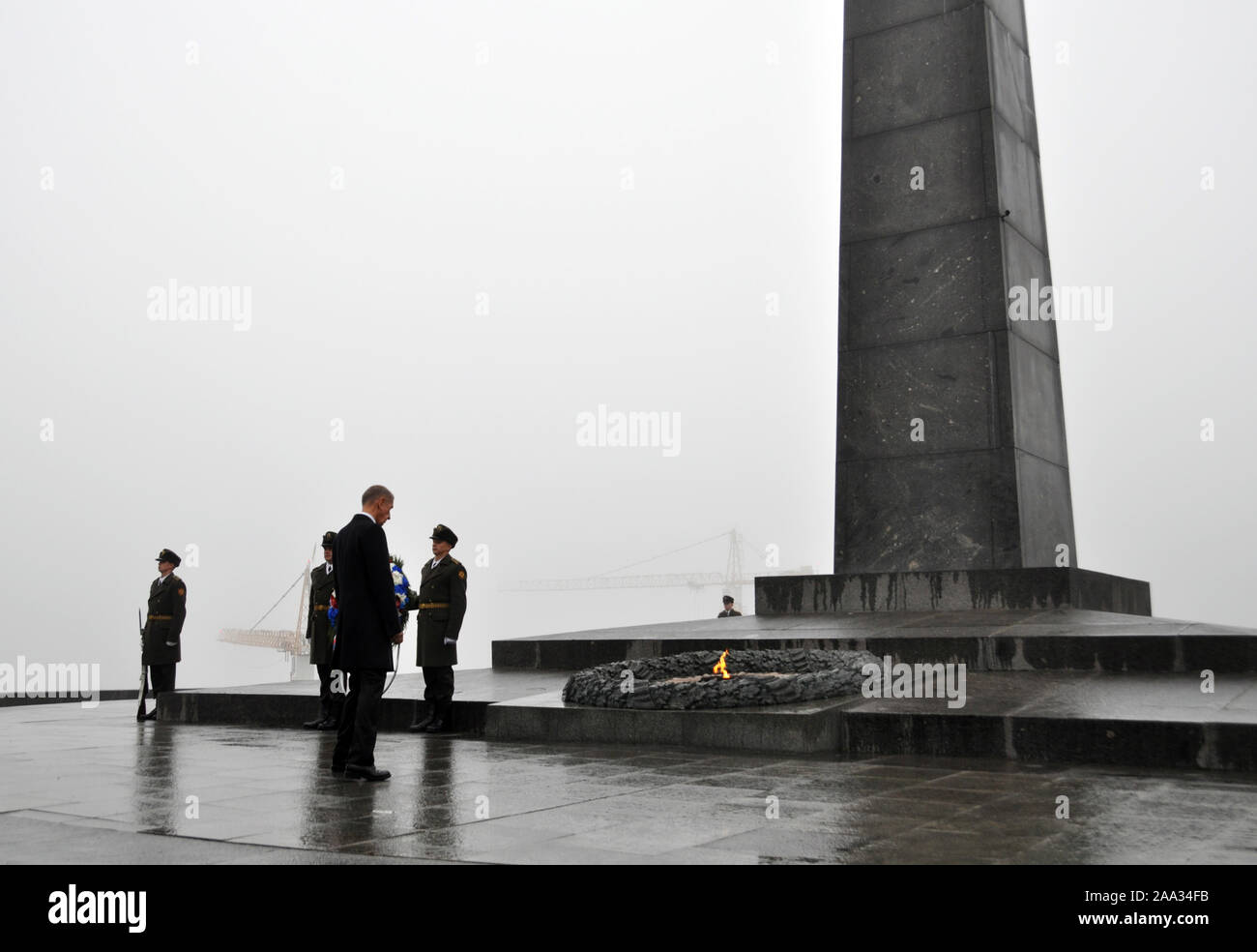 Kiev, Ucraina. Xix Nov, 2019. Primo ministro ceco Andrej Babis cui corona presso la tomba del Milite Ignoto a Kiev, Ucraina, oggi, martedì 19 novembre, 2019. PM Babis sostenuto l'integrità territoriale e la sovranità dell'Ucraina nonché il corso di riforma che il paese della nuova leadership perseguiti dopo il suo colloquio con PM ucraino Oleksiy Honcharuk. Credito: Milano Syrucek/CTK foto/Alamy Live News Foto Stock