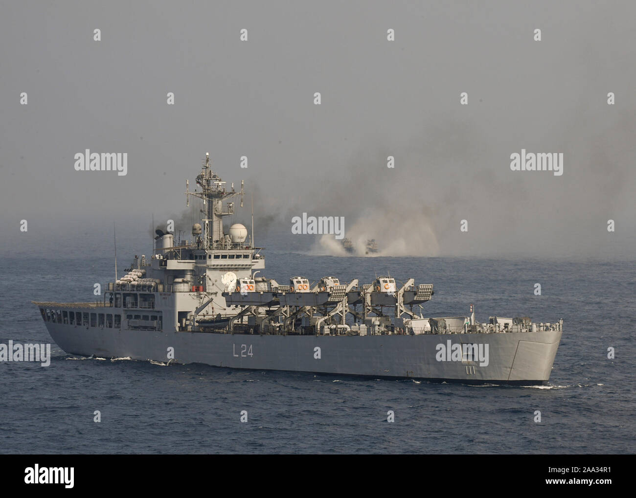 Golfo del Bengala (nov. 17, 2019) INS Airavat (L24) vele con una landing craft, cuscino d'aria, assegnato alla spiaggia navale unità (NBU) 7, dal Whidbey Island-class dock landing ship USS Germantown (LSD 42) in preparazione per un PHOTOEX durante il mare-fase di Tiger Triumph. Trionfo di Tiger dà degli Stati Uniti e le forze indiane l'opportunità per lo scambio di conoscenze e di imparare gli uni dagli altri come pure stabilire relazioni personali e professionali. (U.S. Foto di Marina di Massa lo specialista di comunicazione 1a classe Toni Burton) Foto Stock