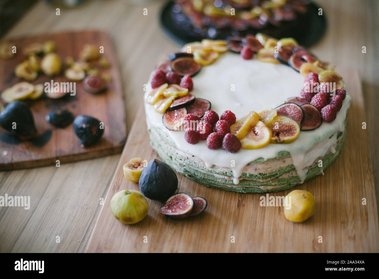 Home torta fatta con fichi e lamponi Foto Stock