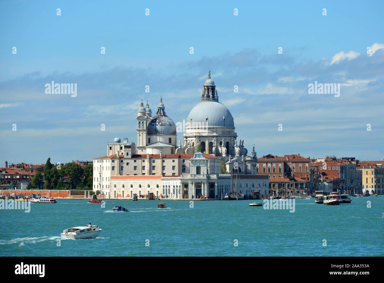 Vista da San Marco a Isola di San Giorgio Maggiore nella laguna di Venezia - Italia. Foto Stock