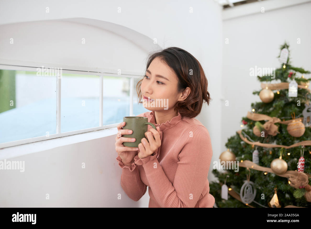 Bello ed elegante ragazza con tazza di caffè Foto Stock