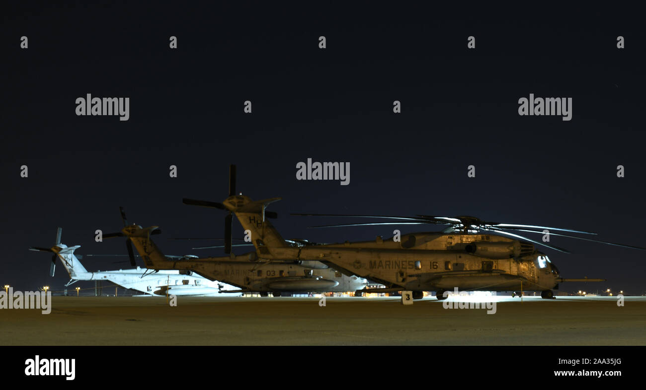 Tre Stati Uniti Marines colture Sikorsky CH-53E Super Stallion è sedersi sulla linea flght a Davis-Monthan Air Force Base in Arizona, nov. 1, 2019. La USMC ha recentemente celebrato il suo compleanno 244. (U.S. Air Force foto di Airman Classe Sari A. Seibert) Foto Stock
