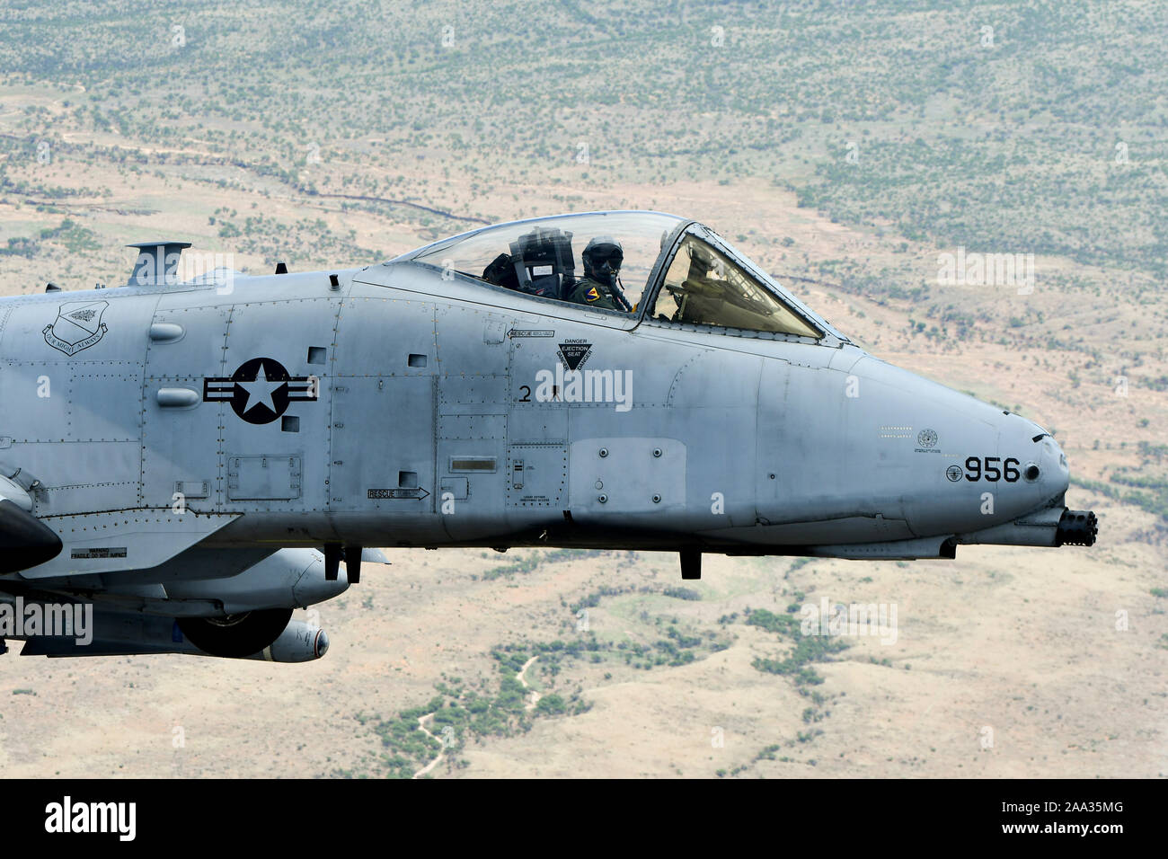 Un U.S. Air Force pilota, assegnato al 355Fighter Group, vola un A-10 Thunderbolt II su southern Arizona, Aprile 29, 2019. La 355ala recentemente integrate beni di soccorso e di aerei da combattimento per diventare più letale e forza dinamica. (U.S. Air Force photo by Staff Sgt. Betty R. Chevalier) Foto Stock