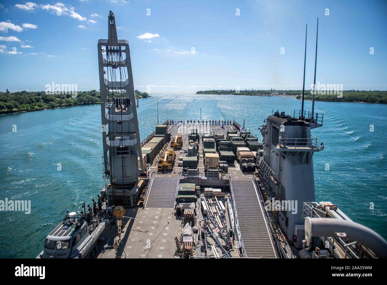 191113-N-HD110-1119 PEARL HARBOR (nov. 13, 2019) Marinai e Marines uomo le rotaie del dock anfibio sbarco nave USS harpers Ferry (LSD 49) come la nave arriva a Pearl Harbor. Marinai e Marines del Boxer anfibio gruppo pronto (ARG) e xi Marine Expeditionary Unit (MEU) sono imbarcati su harpers Ferry per un regolarmente-distribuzione programmata. (U.S. Foto di Marina di Massa lo specialista di comunicazione di terza classe Danielle A. Baker) Foto Stock