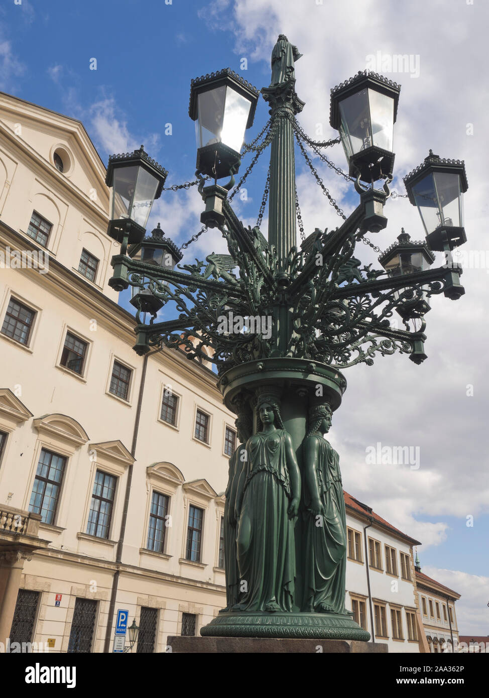 Spettacolari le luci di strada in strada Loretánská Malá Strana a Praga Repubblica Ceca Foto Stock