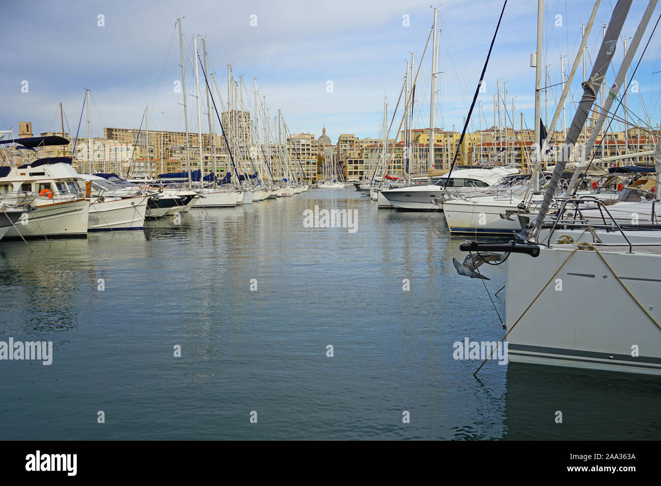 MARSEILLE, Francia - 13 NOV 2019- Vista del landmark Vieux Port (porto vecchio) e marina a Marsiglia, Francia. Foto Stock