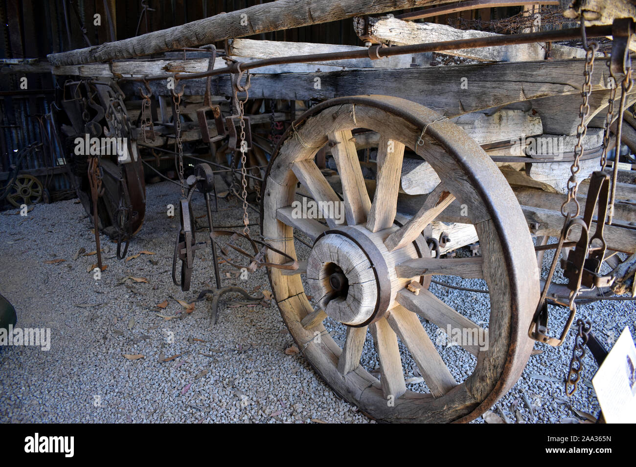 Una antica fattoria che mostra carrello ruote e ambito Foto Stock